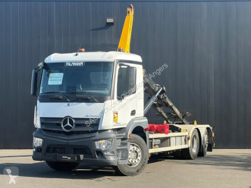 شاحنة ناقلة حاويات متعددة الأغراض Mercedes