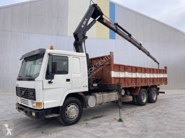 Camión plataforma Volvo