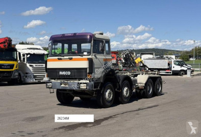 Camión portacontenedor de gancho Iveco