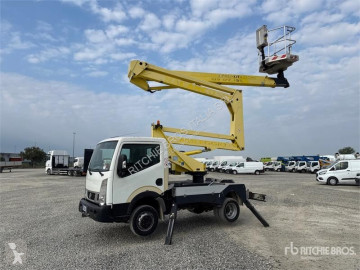 Nissan emelőkosár teherautó