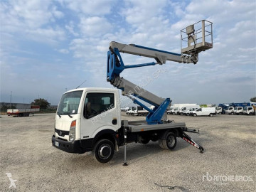 Nissan emelőkosár teherautó
