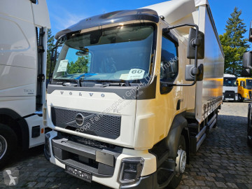 Volvo ponyvával felszerelt plató teherautó