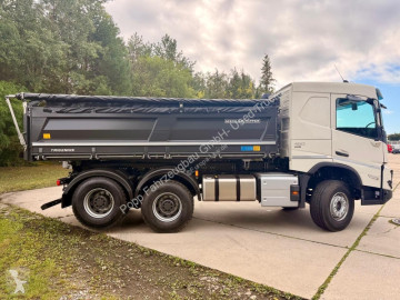 Volvo hátra és két oldalra billenő kocsi teherautó
