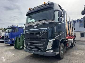 Volvo rönkszállító teherautó