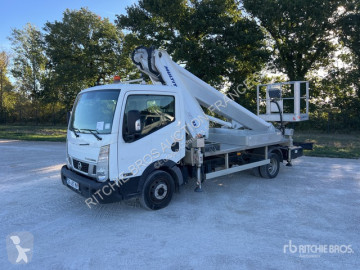 Camion nacela cu brat telescopic