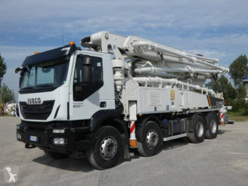 Camion betoniera autopompă de beton Iveco