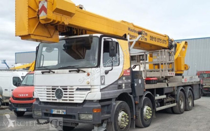 Camión plataforma elevadora Mercedes