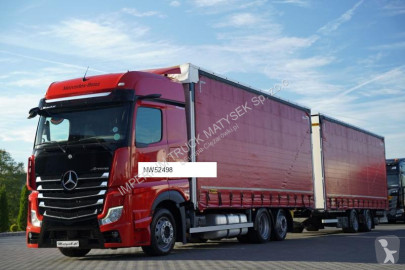 Грузовик шторный Mercedes