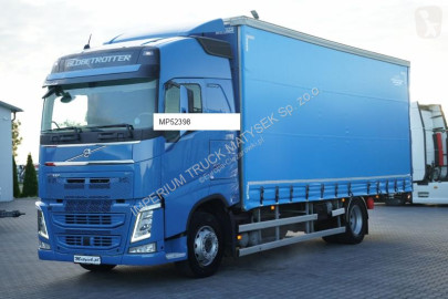 Грузовик шторный Volvo