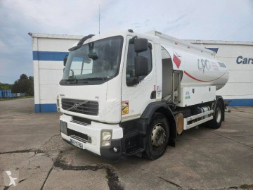 Lastbil tank råolja Volvo