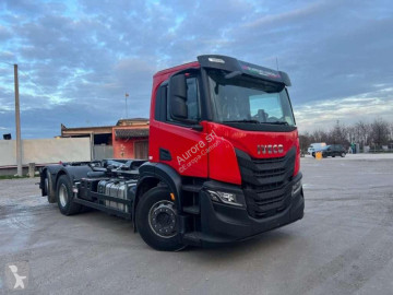شاحنة ناقلة حاويات متعددة الأغراض Iveco