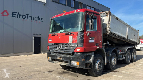 Lastbil tre vagnar Mercedes