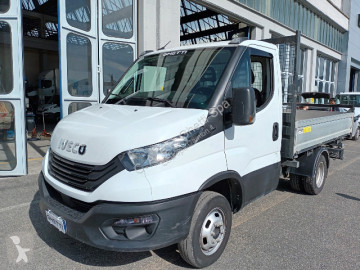 شاحنة قلابة ذات تفريغ خلفي وجانبي Iveco