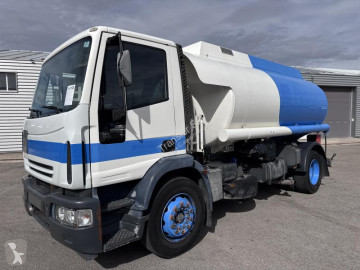 Camión cisterna hidrocarburos Iveco