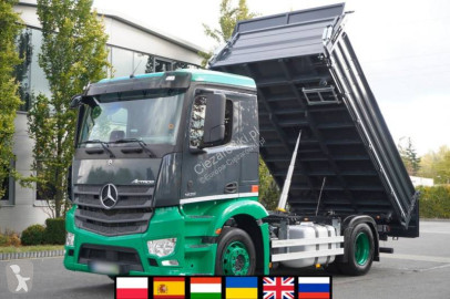 Camion tri-benne Mercedes