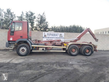 Iveco billenőplató teherautó