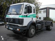 Camión Gancho portacontenedor Mercedes 2031