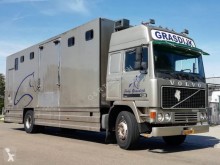 Camion van à chevaux Volvo F12