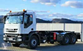 Vrachtwagen Iveco TRAKKER 410 Abrollkipper+Kran 6x4 tweedehands portaalarmsysteem