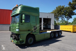 Camion DAF XF105 porte containers accidenté