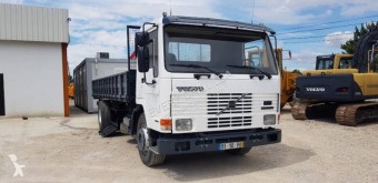 Camión Volvo FL7 volquete bilateral usado