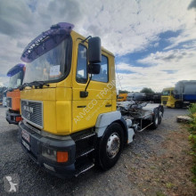 Camion porte containers MAN 26.403
