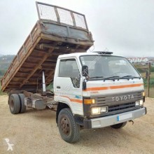 Камион самосвал самосвал с тристранно разтоварване Toyota Dyna 300