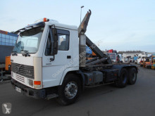 Camión Gancho portacontenedor Volvo FL10 320