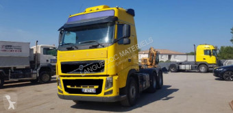Kamión náves na prepravu strojov Volvo FH16