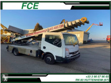 Camion Nissan cu nacela accidentat