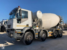 Ciężarówka Iveco Trakker betonomieszarka używana