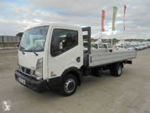 Camión Nissan NT 400 caja abierta estándar usado