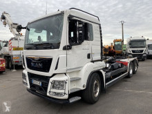Camion MAN TGS polybenne accidenté