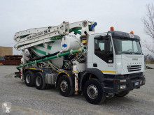 Vrachtwagen Iveco Trakker 410 T 44 tweedehands beton mixer + pomp