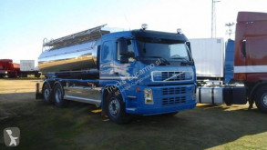 Volvo tartálykocsi teherautó
