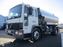 Camión cisterna hidrocarburos Volvo FL 615