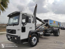 Camión portacontenedores Volvo FL6 250