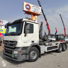Camión Gancho portacontenedor Mercedes Actros 2646
