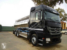 Kamión cisterna Mercedes