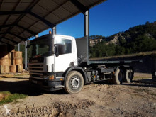 Camión Gancho portacontenedor Scania R 124