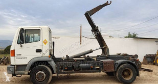 Camion porte containers Nissan Atleon 150.21
