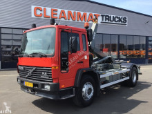 Camión Volvo FL Gancho portacontenedor usado