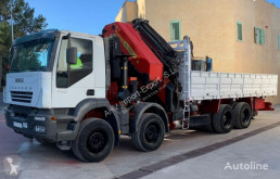 Lastbil Iveco 440 8X4 PALFINGER 100002+JIB flatbed brugt