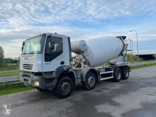 Camión Iveco Trakker 380 hormigón cuba / Mezclador usado