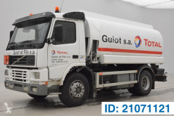 Camión Volvo FM7 cisterna productos químicos usado