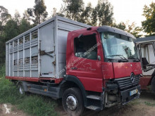 Camión Mercedes Atego remolque ganadero usado