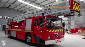 Kamion cisterna pro hašení požárů v lese Renault Midliner