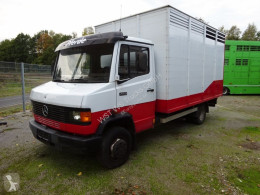 Camión remolque ganadero Mercedes 711 Vollalu Einstock