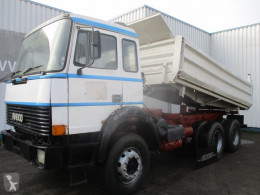Camión Iveco Magirus Deutz 320 M 26 FK , 6 cylinder water cooling , Manual , , 3 way tipper volquete trilateral usado