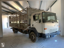 Kamión Nissan príves na prepravu zvierat príves na prepravu hovädzieho dobytku ojazdený
